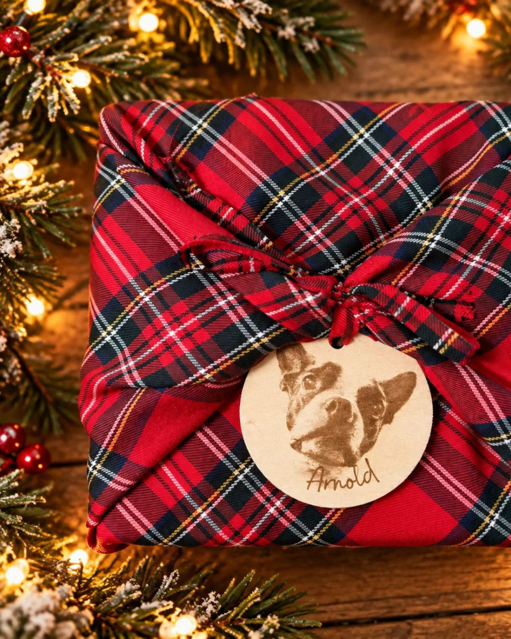 Emballage cadeau réutilisable en tissu tartan rouge, noué style furoshiki pour Noël. Alternative écologique au papier d'emballage, faite à la main au Québec.
