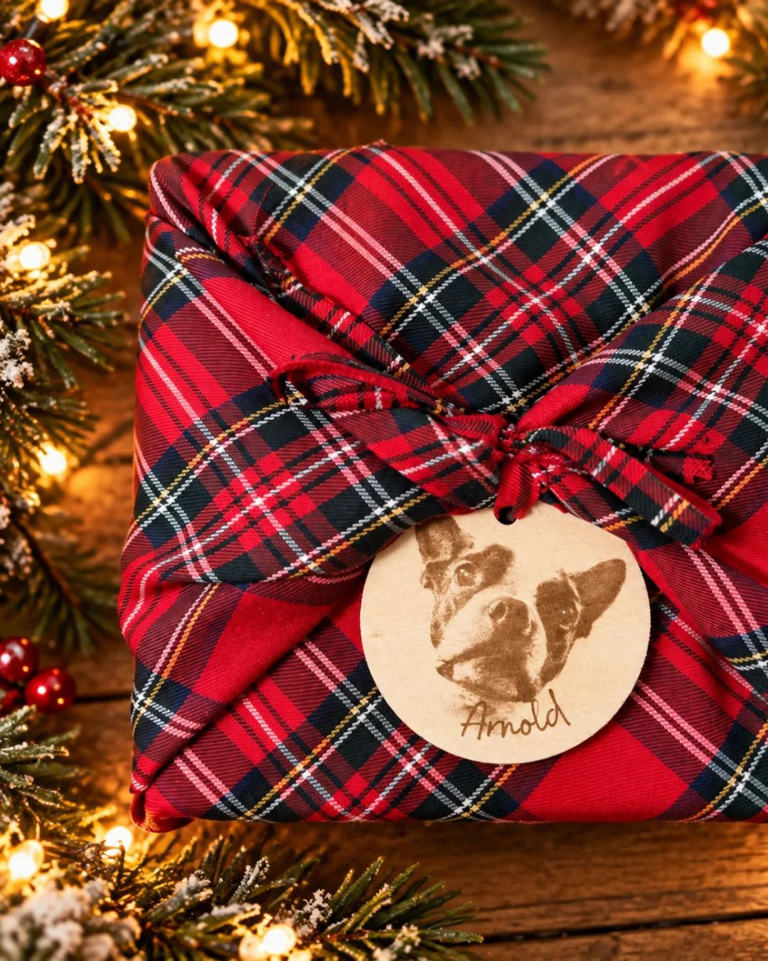 Emballage cadeau réutilisable en tissu tartan rouge, noué style furoshiki pour Noël. Alternative écologique au papier d'emballage, faite à la main au Québec.