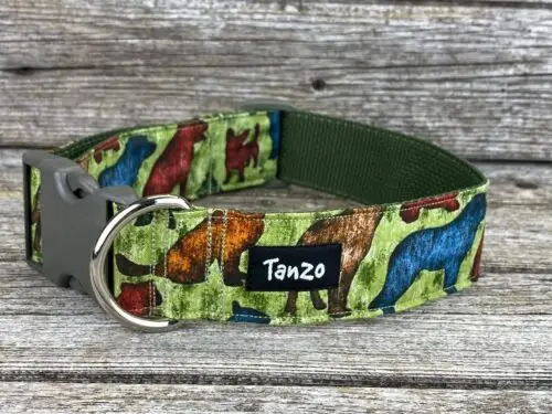Collier, chiens sur fond vert