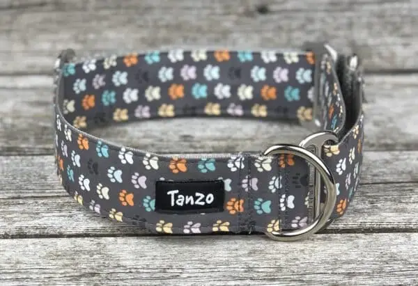 Collier, pattes de chien colorées sur fond gris – Image 5
