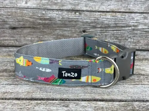 Collier, poissons fond gris