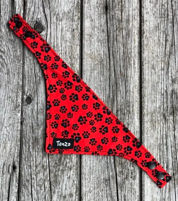 Foulard pour chat, pattes fond rouge – Image 3