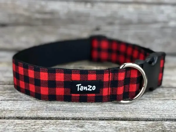 Collier, carreaux rouges et noirs