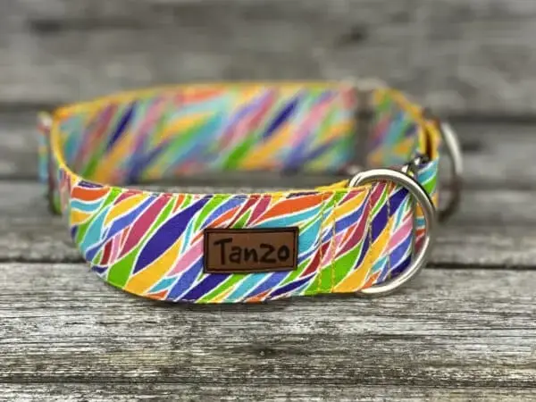 Collier, lignes colorées fond jaune – Image 4