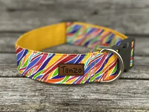 Collier, lignes colorées fond jaune