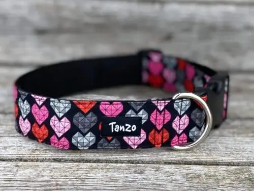 Collier pour chien avec motif de cœurs géométriques rouges, roses, noirs et gris sur fond noir, signé Tanz