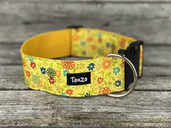 Collier, fleurs jaunes