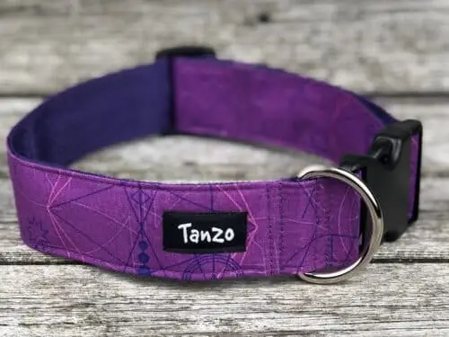 Collier, violet lignes roses