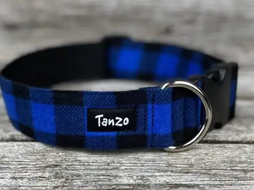 Collier, carreaux bleu et noirs