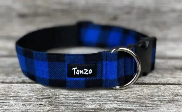 Collier, carreaux bleu et noirs