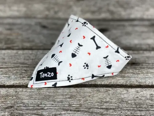 Foulard pour chat, blanc avec os et poissons