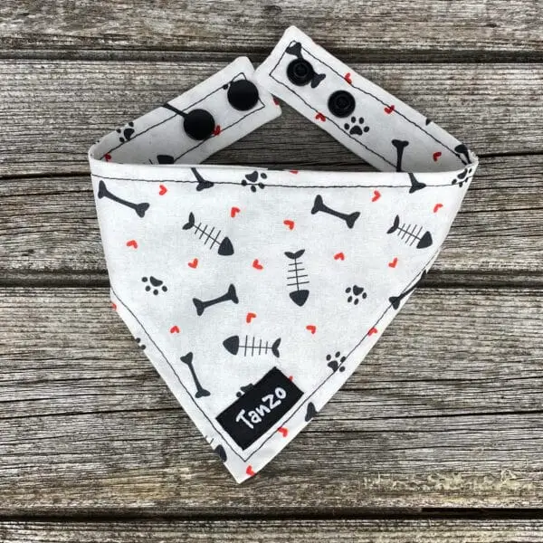 Foulard pour chat, blanc avec os et poissons – Image 2