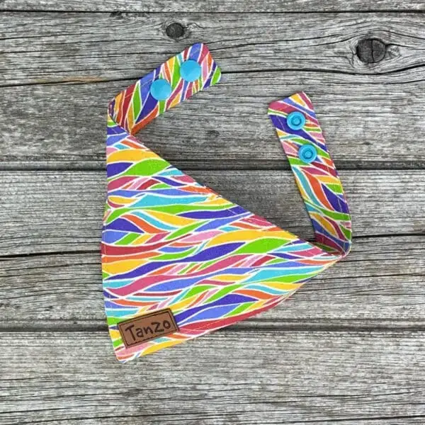 Foulard pour chat, lignes colorées fond jaune – Image 2