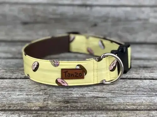 Collier, beignes fond jaune