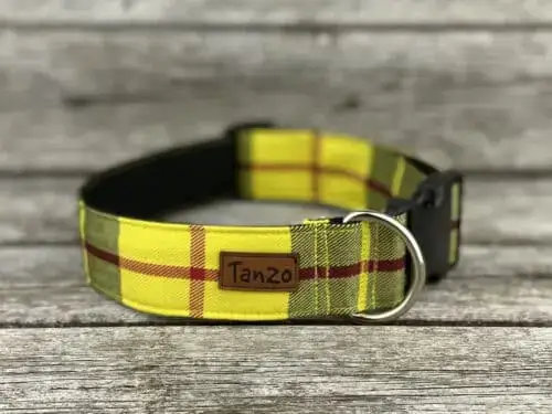Collier, carreaux jaunes