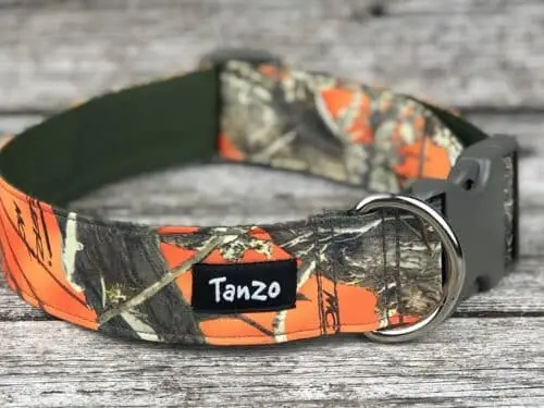 Collier, camouflage orange