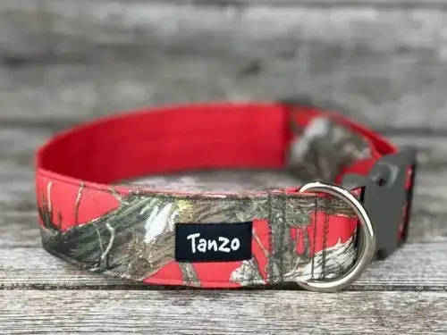 Collier, camouflage rouge