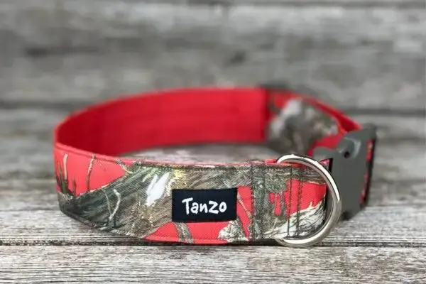 Collier, camouflage rouge