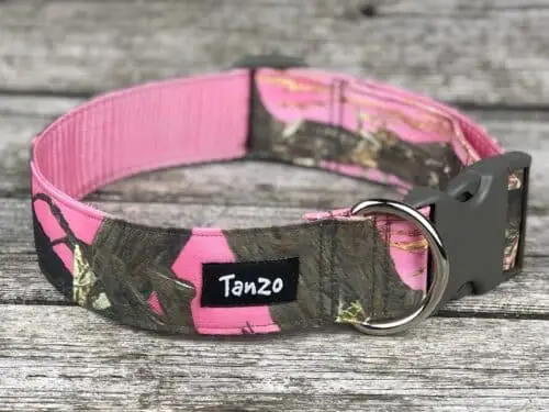 Collier, camouflage rose pale