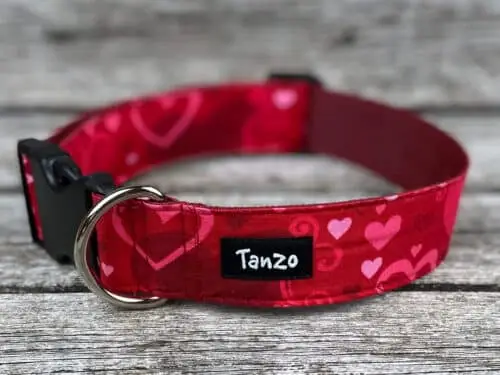 Collier, coeurs rouges