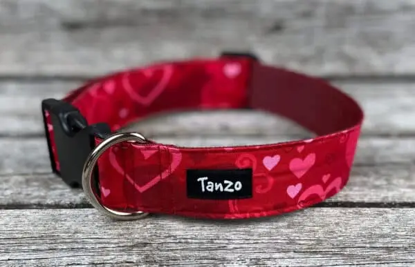 Collier, coeurs rouges