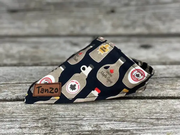 Foulard pour chat, bouteilles de sirop d'érable