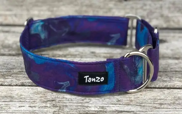 Collier, fond mauve, reflets bleu – Image 4
