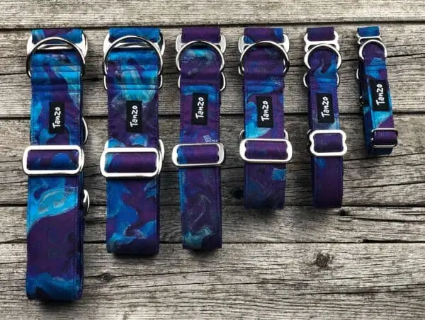 Collier, fond mauve, reflets bleu – Image 6