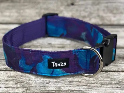 Collier, fond mauve, reflets bleu