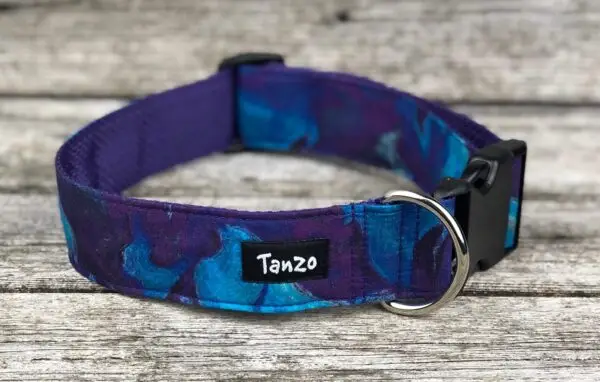 Collier, fond mauve, reflets bleu