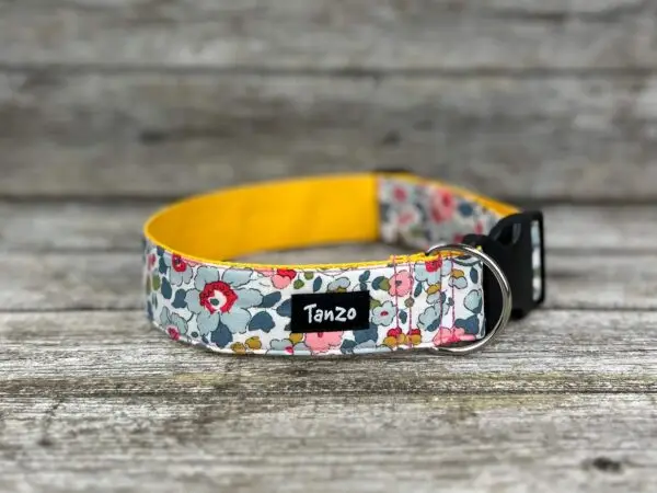Collier, fleurs colorées