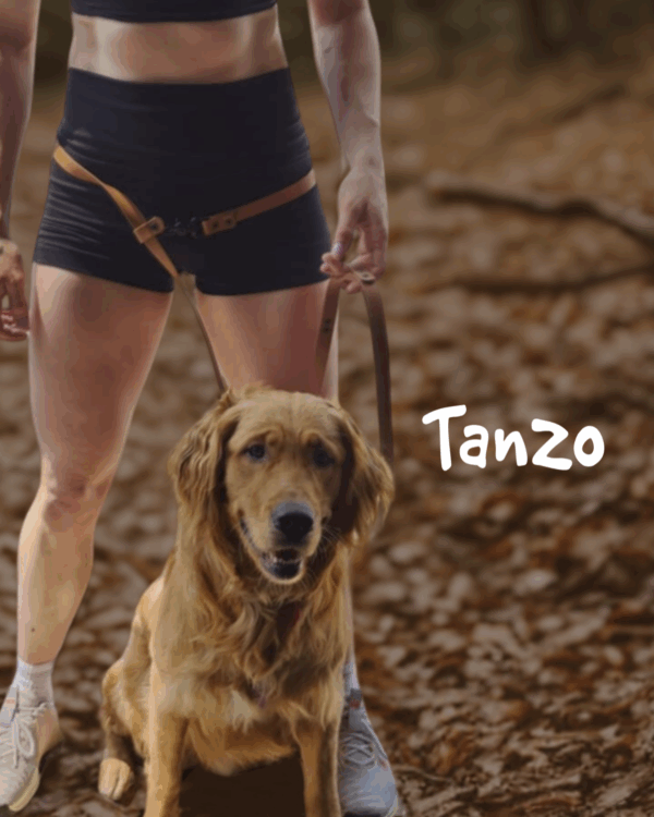 Femme en plein air avec laisse mains libres Tanzo autour des hanches