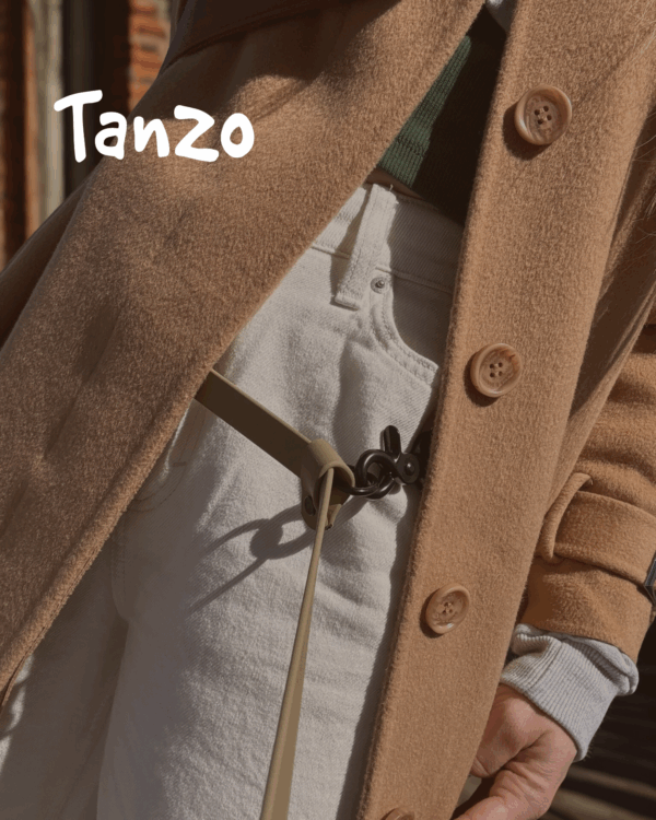Détail de la laisse Tanzo attachée à la taille, avec quincaillerie noire robuste