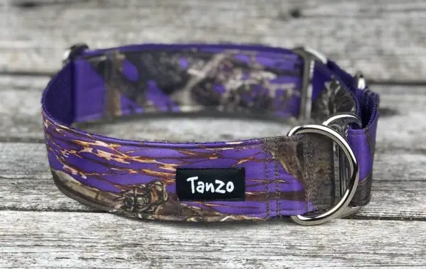 Colliers pour chien en tissu camouflage violet et brun – modèles réguliers et martingales Tanzo.